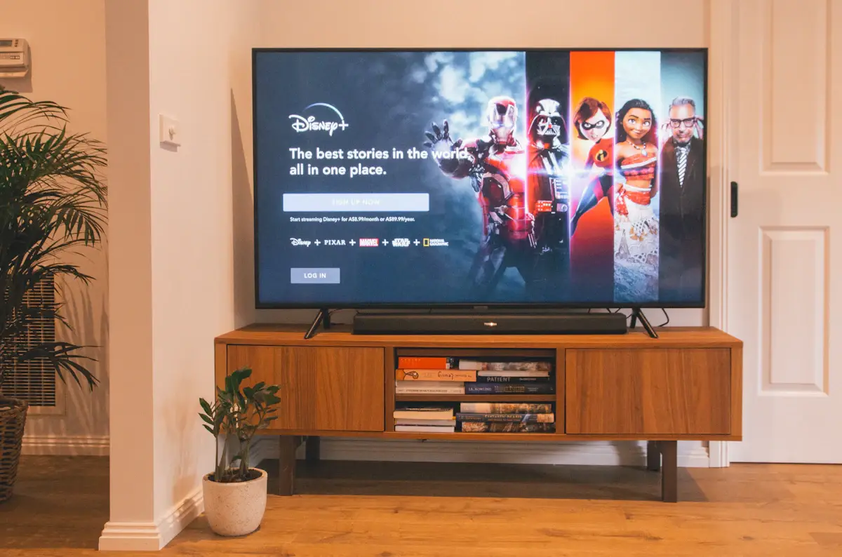 Celular Android exibindo o app UniPlay IPTV com canais em HD