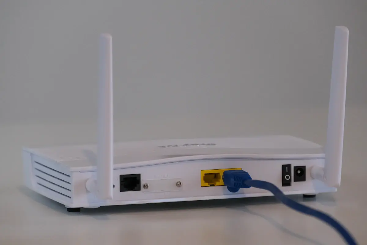 Roteador Wi-Fi entregando internet para streaming IPTV