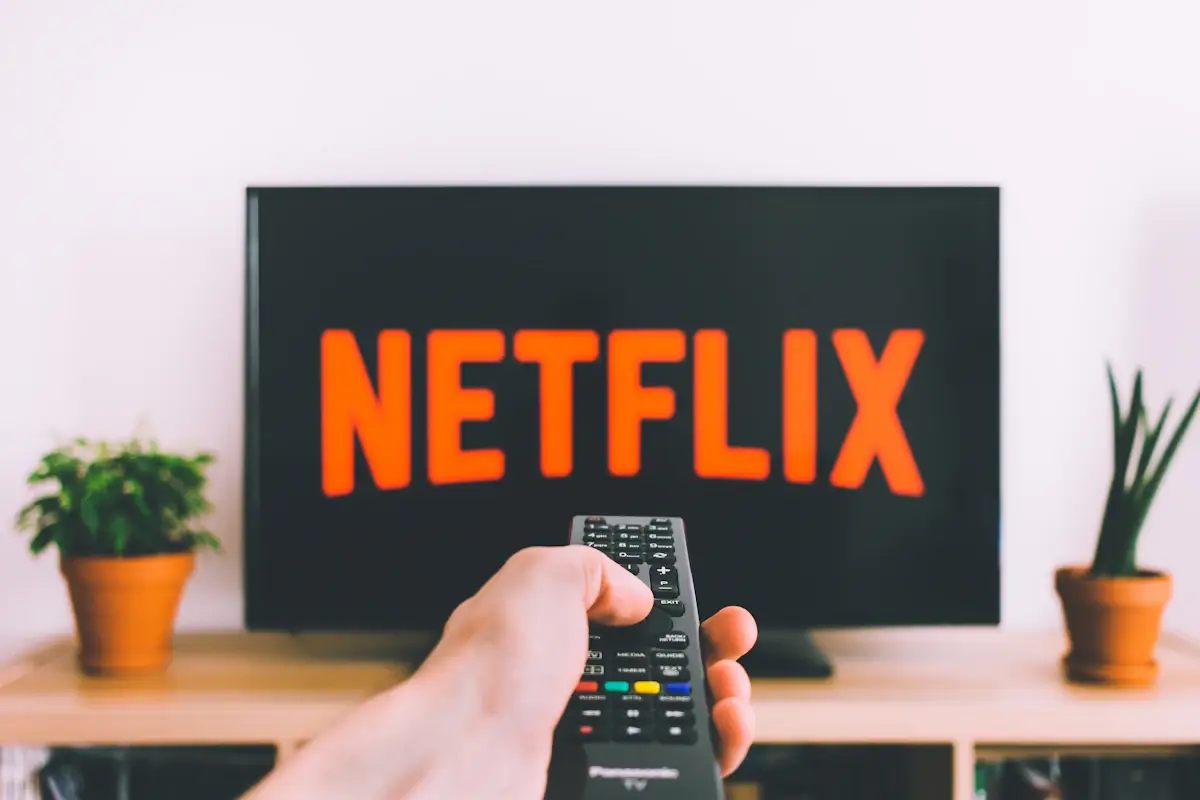 Pessoa configurando IPTV em Smart TV