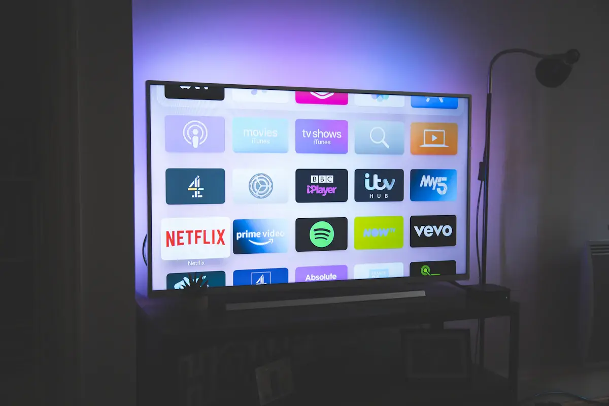 Smart TV exibindo canais em alta definição do UniPlay IPTV